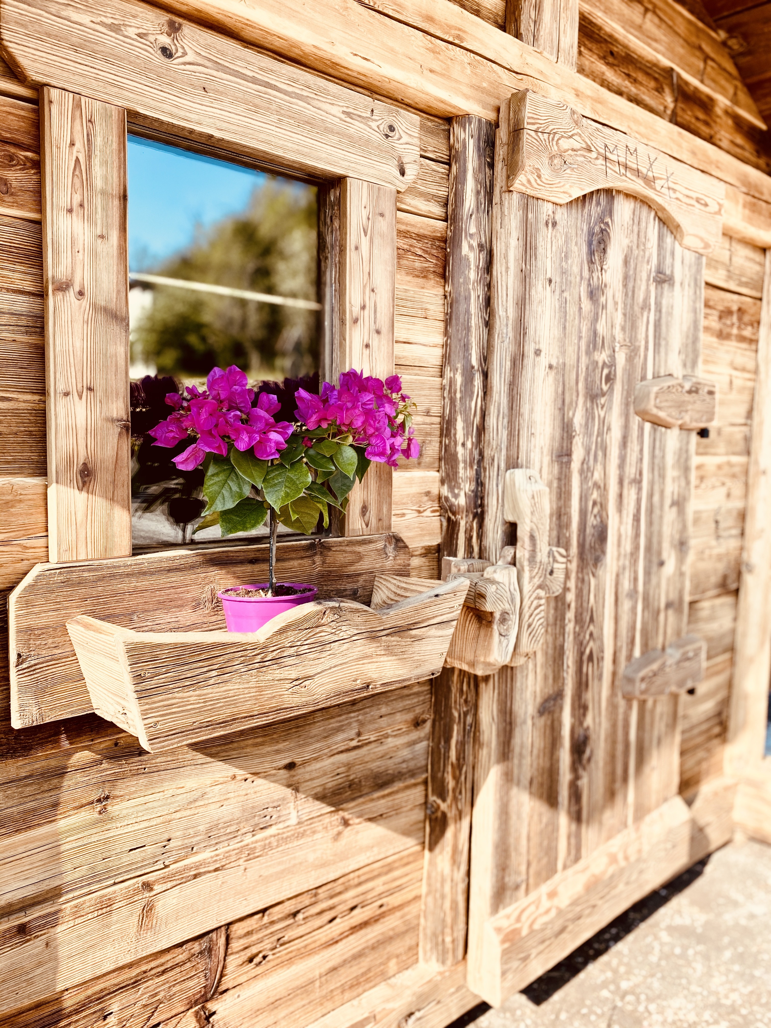 Fenêtre fixe avec une jardinière vieux bois et porte prestige (en options)